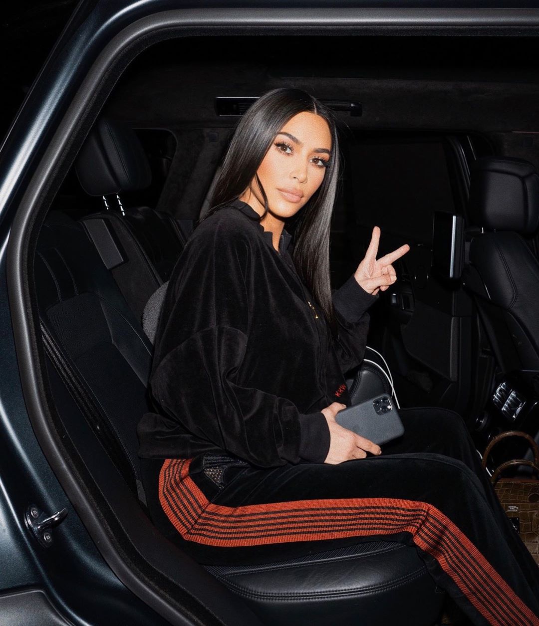 緊身材質太詭異!「卡戴珊姊妹」霸氣戰袍被嫌棄 網笑歪:像兩條大便!