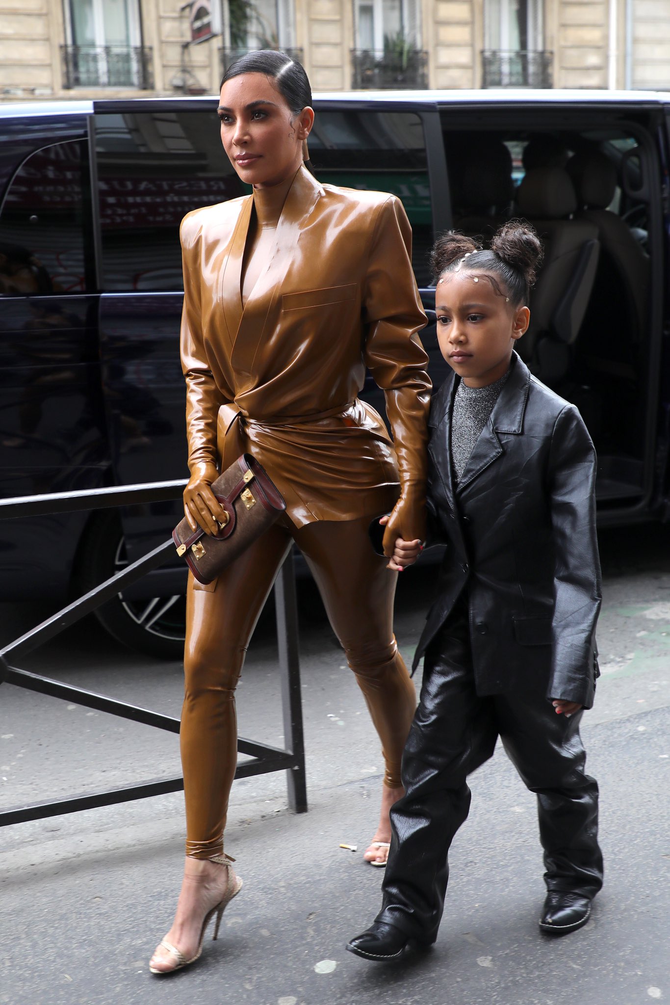 緊身材質太詭異!「卡戴珊姊妹」霸氣戰袍被嫌棄 網笑歪:像兩條大便!