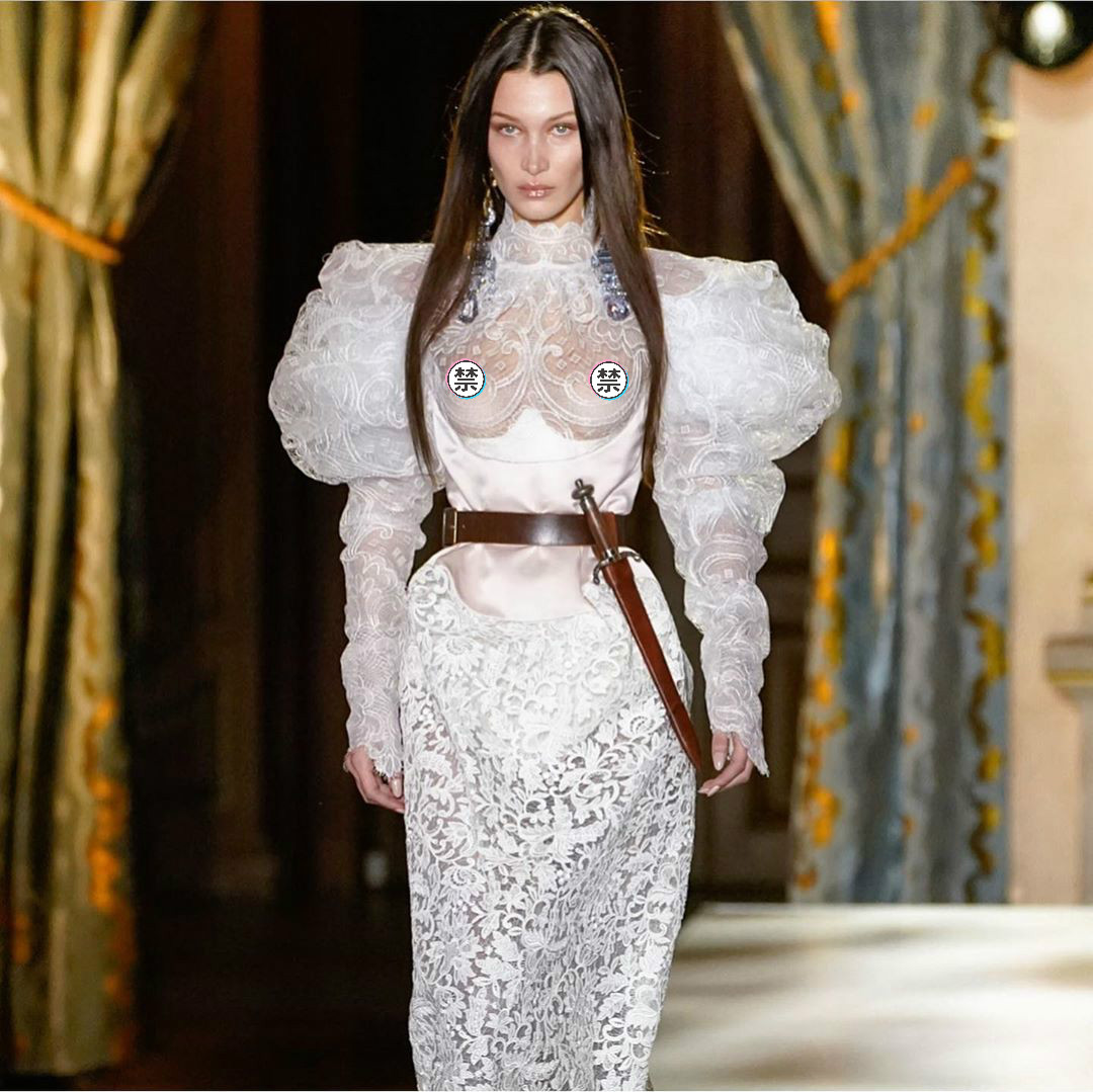 伸展台上「噴出暈暈」！超模長髮0遮掩「不穿內內」 網全看傻：太前衛