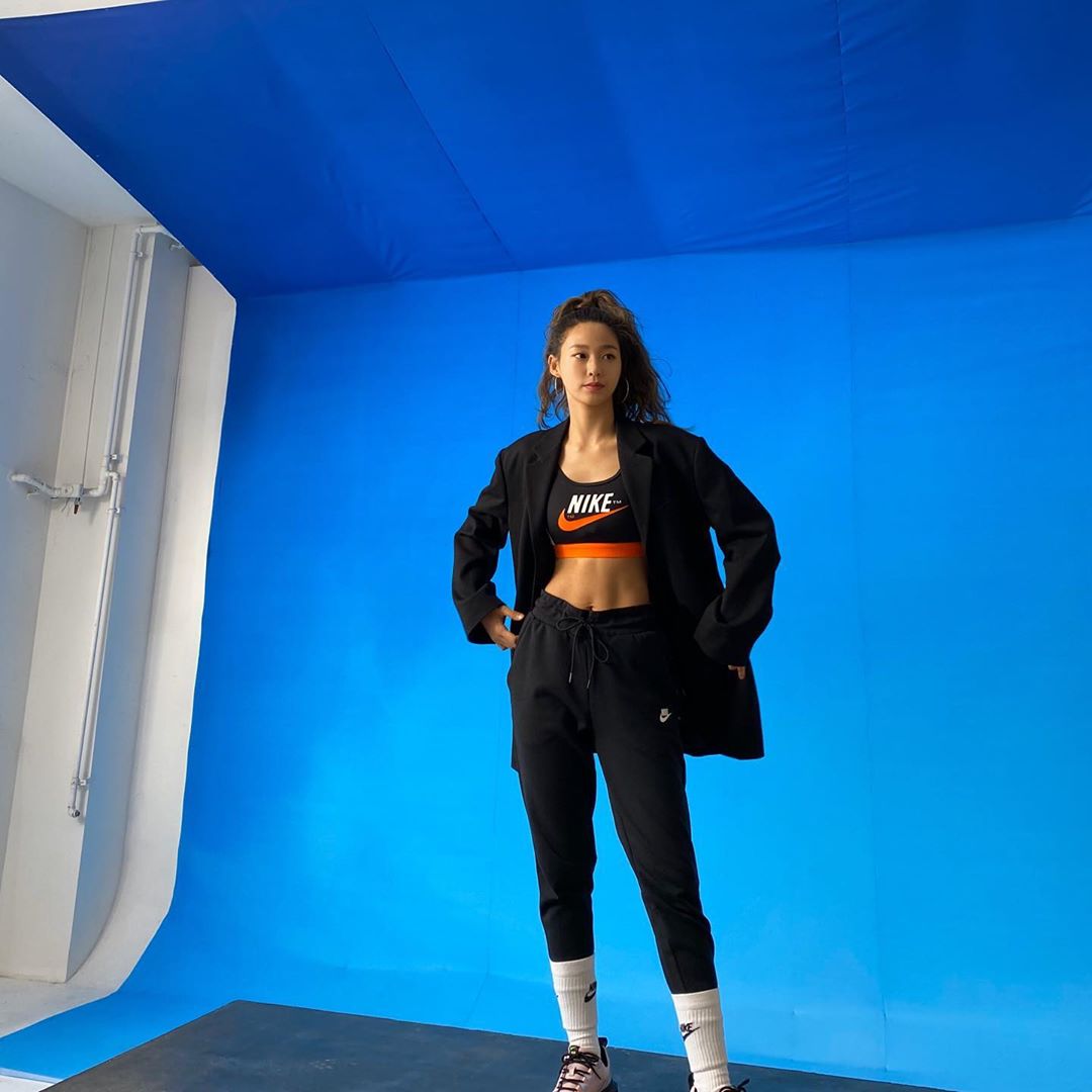 雪炫狠甩白皙形象!「小麥肌現身」炫最強身材:肚上兩條深溝