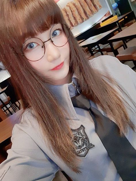 影/正妹實況主崩壞?直播唱《綠色》、《煎熬》 網崩潰:實力不下「她」!