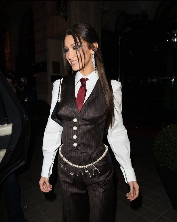 伸展台上「噴出暈暈」！超模長髮0遮掩「不穿內內」 網全看傻：太前衛