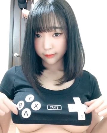 極短T印滿遊戲鍵！ 韓國清純網紅「急遮長輩」  甜問：打一場嗎？