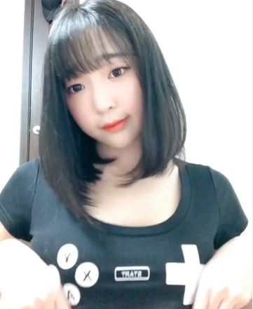 極短T印滿遊戲鍵！ 韓國清純網紅「急遮長輩」  甜問：打一場嗎？