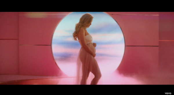 快訊／和泰勒絲和好後「凱蒂佩芮」再爆喜訊！MV彩蛋曝孕肚 甜認：是弓箭手的孩子