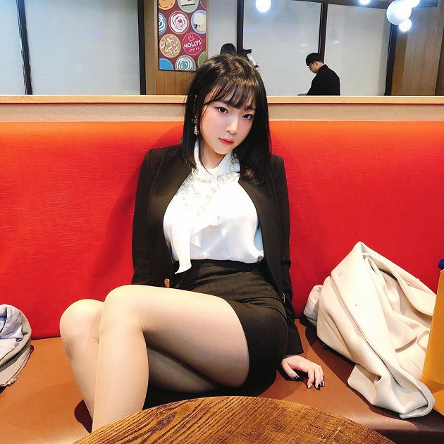 極短T印滿遊戲鍵！ 韓國清純網紅「急遮長輩」  甜問：打一場嗎？