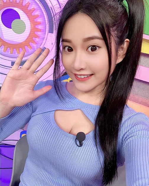 上衣掀起來看！艾瑞絲驚爆「長輩量激增」　坦言：就真的啊