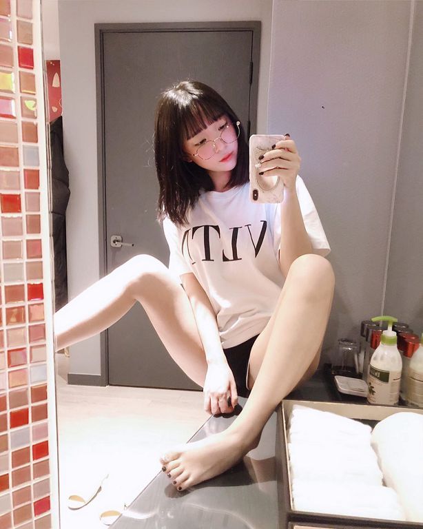 極短T印滿遊戲鍵！ 韓國清純網紅「急遮長輩」  甜問：打一場嗎？