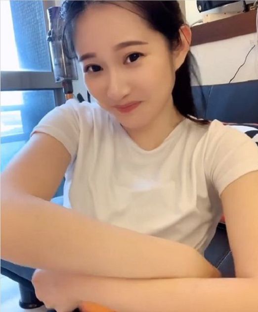 上衣掀起來看！艾瑞絲驚爆「長輩量激增」　坦言：就真的啊