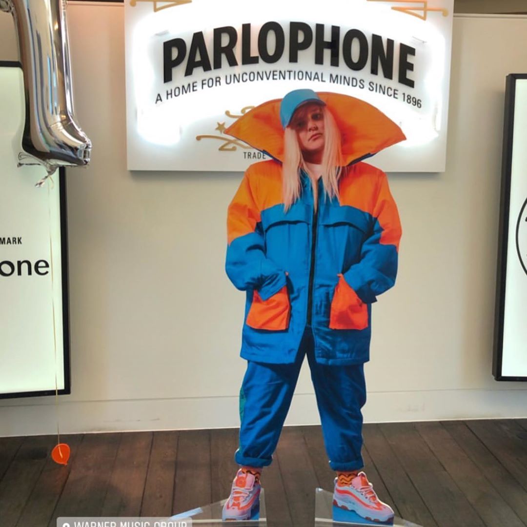 19歲女歌手靠一首歌爆紅！ 從睡車上到買上億豪宅：人生大逆轉  