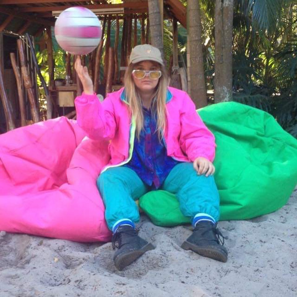 19歲女歌手靠一首歌爆紅！ 從睡車上到買上億豪宅：人生大逆轉  