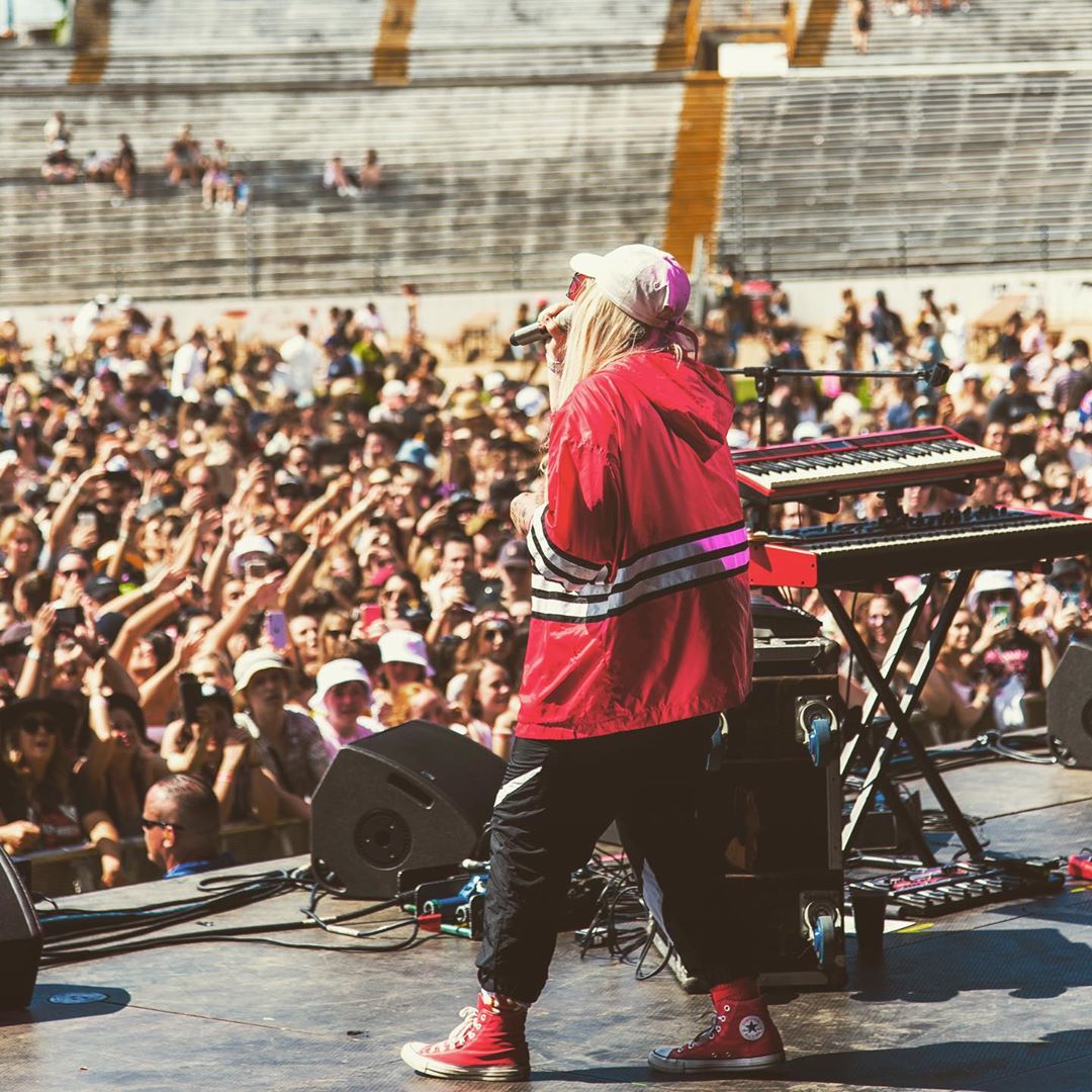 19歲女歌手靠一首歌爆紅！ 從睡車上到買上億豪宅：人生大逆轉  