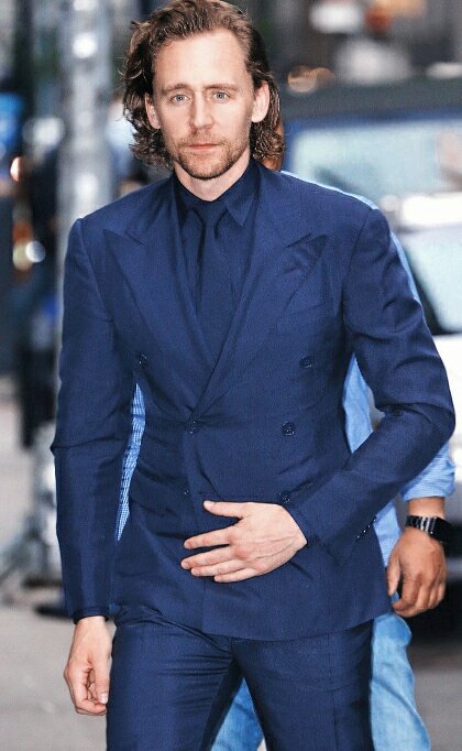 《洛基》片場照曝光！湯姆希德斯頓「服裝洩玄機」　邪神「性轉造型」首公開