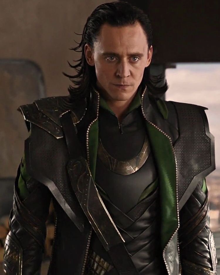 《洛基》片場照曝光！湯姆希德斯頓「服裝洩玄機」　邪神「性轉造型」首公開