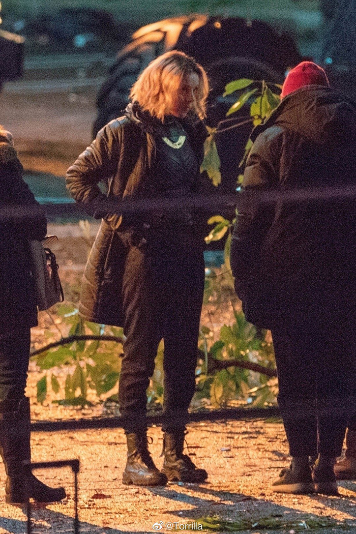 《洛基》片場照曝光！湯姆希德斯頓「服裝洩玄機」　邪神「性轉造型」首公開