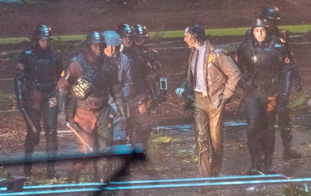 《洛基》片場照曝光！湯姆希德斯頓「服裝洩玄機」　邪神「性轉造型」首公開