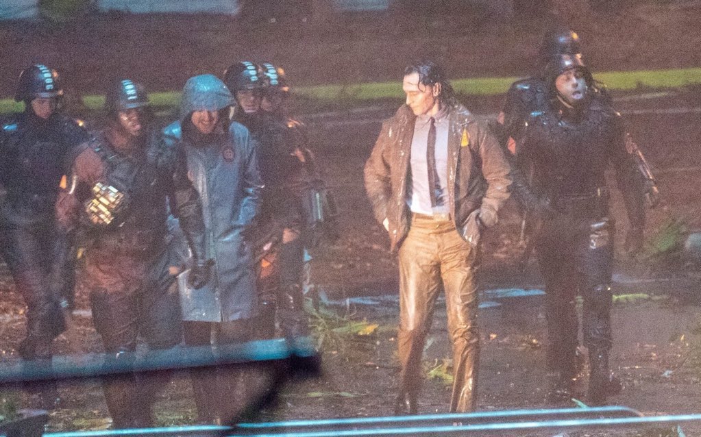 《洛基》片場照曝光！湯姆希德斯頓「服裝洩玄機」　邪神「性轉造型」首公開