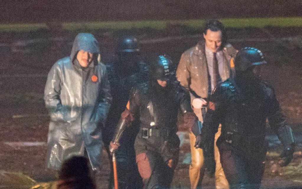 《洛基》片場照曝光！湯姆希德斯頓「服裝洩玄機」　邪神「性轉造型」首公開