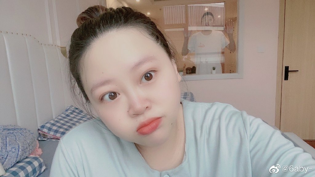 一直不給一月大寶貝穿衣！100kg厚片女孩吐「無奈原因」：試了好幾次就不穿了