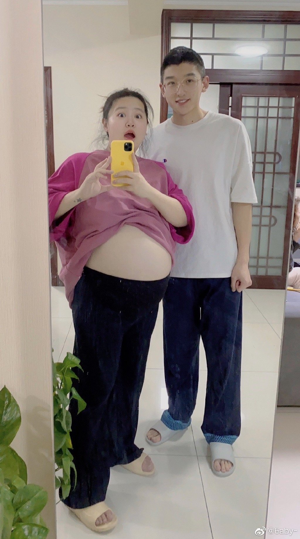 一直不給一月大寶貝穿衣！100kg厚片女孩吐「無奈原因」：試了好幾次就不穿了