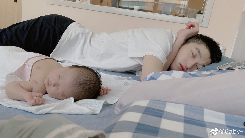 一直不給一月大寶貝穿衣！100kg厚片女孩吐「無奈原因」：試了好幾次就不穿了