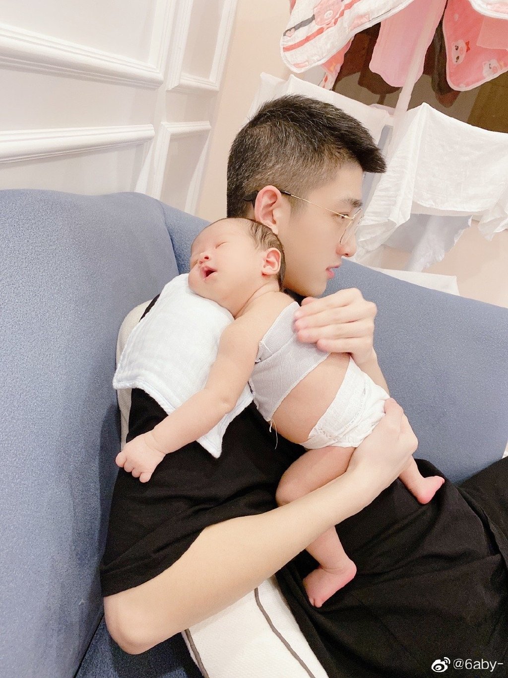 一直不給一月大寶貝穿衣！100kg厚片女孩吐「無奈原因」：試了好幾次就不穿了