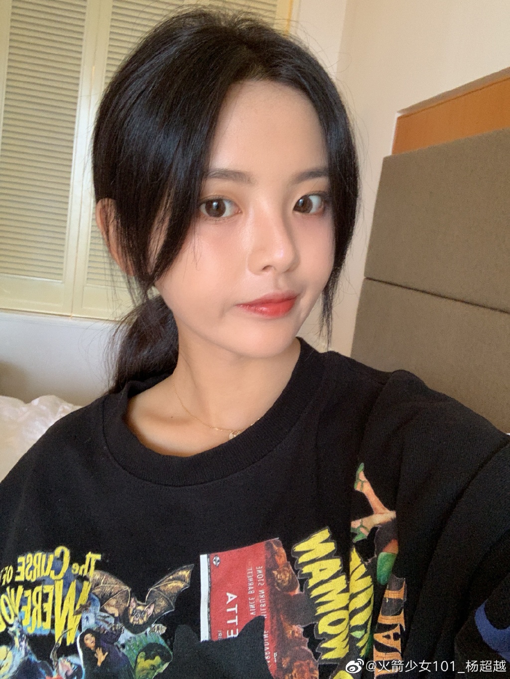 楊超越「私密用品全曝光」!煙盒惹眾怒 粉絲不滿:抽煙犯法了?