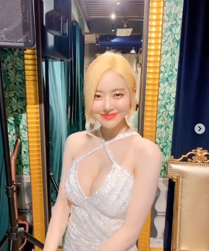 DJ SODA試穿透視婚紗!胸前「深V炸裂」開到胃 網驚:女神想婚了?