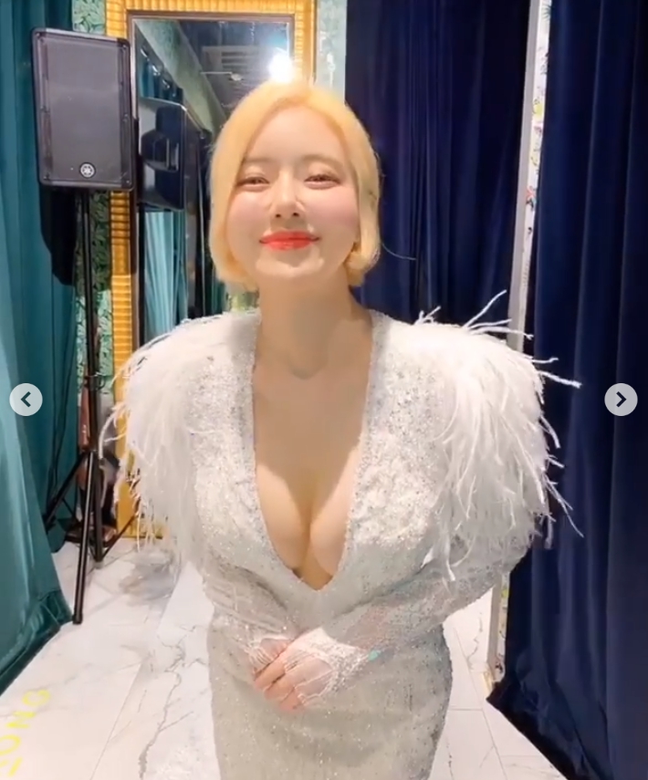 DJ SODA試穿透視婚紗!胸前「深V炸裂」開到胃 網驚:女神想婚了?