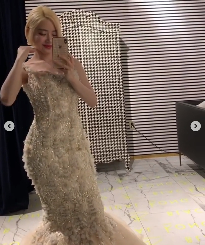 DJ SODA試穿透視婚紗!胸前「深V炸裂」開到胃 網驚:女神想婚了?