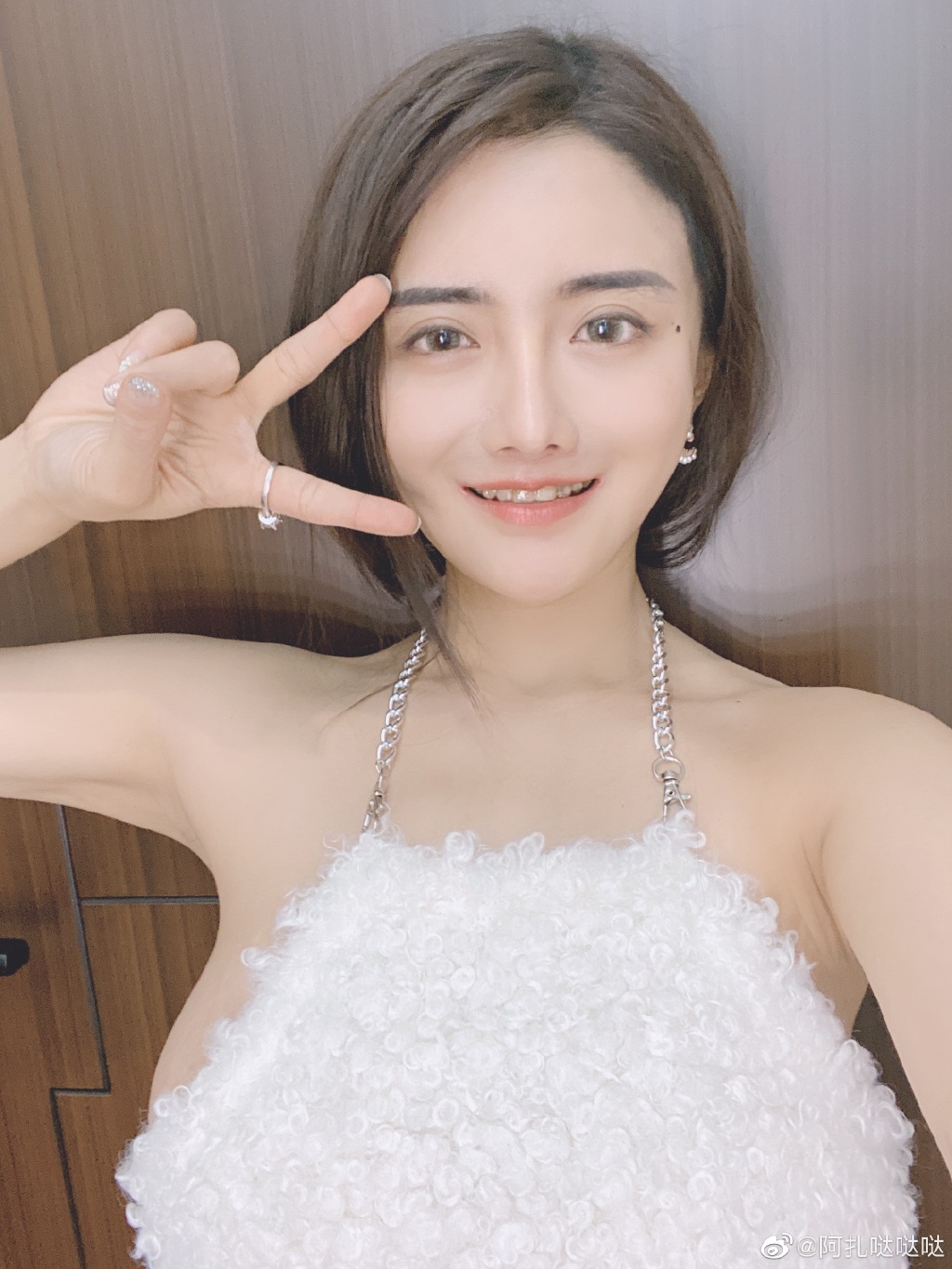 超兇妹「三圍身高全公開」!網一看嚇歪:比馮提莫還矮