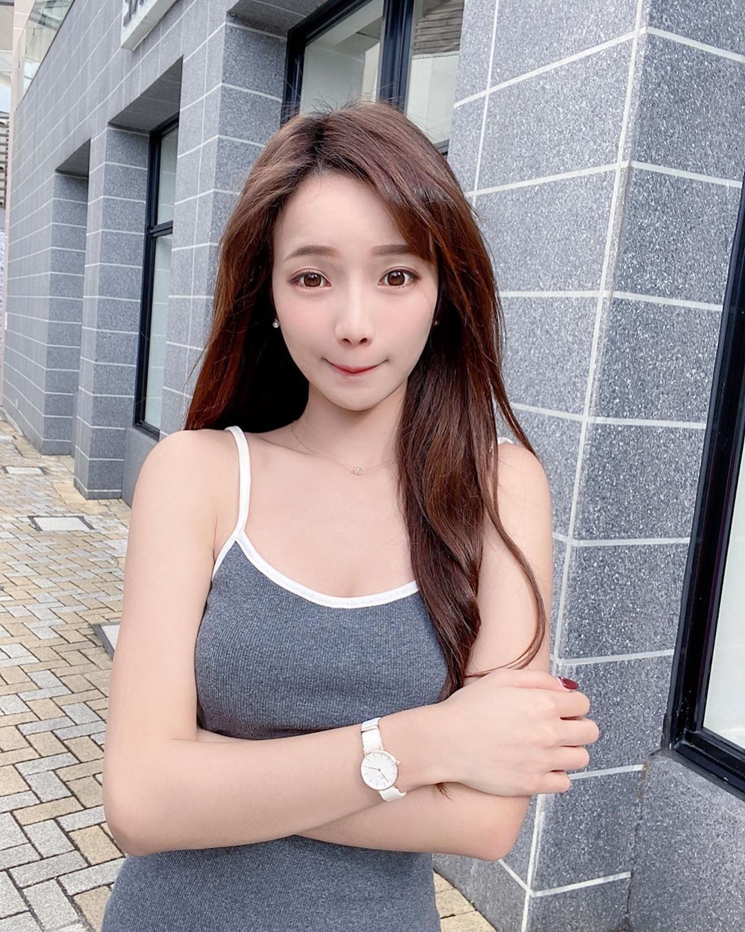 實況兇妹「直播0防護措施」！一起身大走光　網嚇：黑色的一片