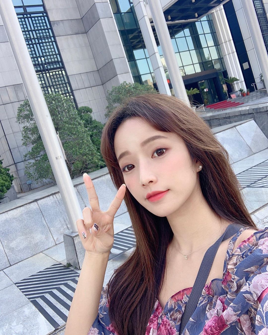 實況兇妹「直播0防護措施」！一起身大走光　網嚇：黑色的一片