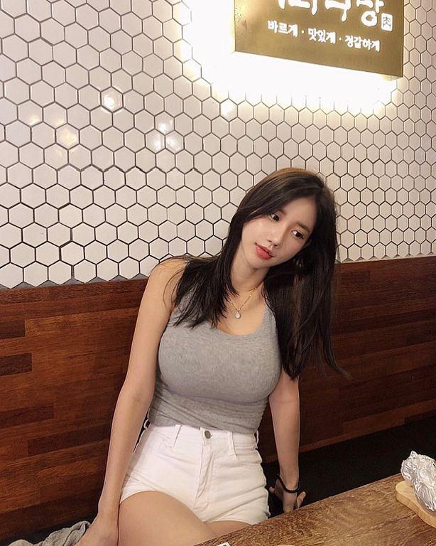 「暗黑版潤娥」工作照曝光！單穿小背心上下狂跳：車頭燈比臉大