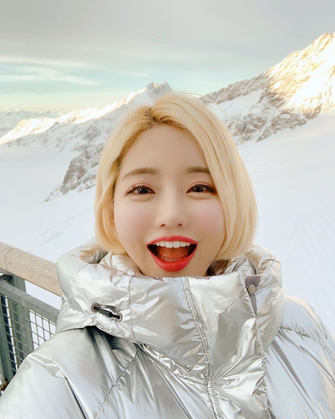 DJ SODA試穿透視婚紗!胸前「深V炸裂」開到胃 網驚:女神想婚了?