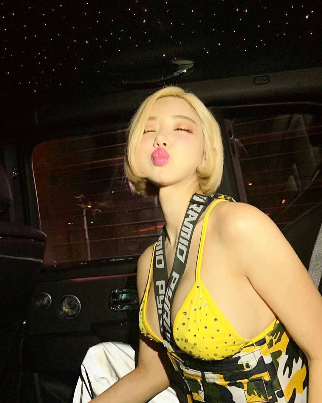 DJ SODA試穿透視婚紗!胸前「深V炸裂」開到胃 網驚:女神想婚了?