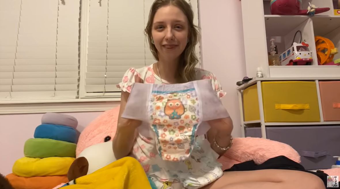 25歲「全職嬰兒」月噴上萬買尿布！每天吸奶嘴、玩玩具：未婚夫也支持