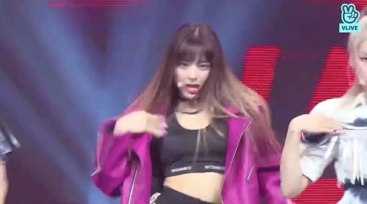 ITZY「有娜」新髮型曝光！厚重妹妹頭「頭髮一甩」：網全戀愛