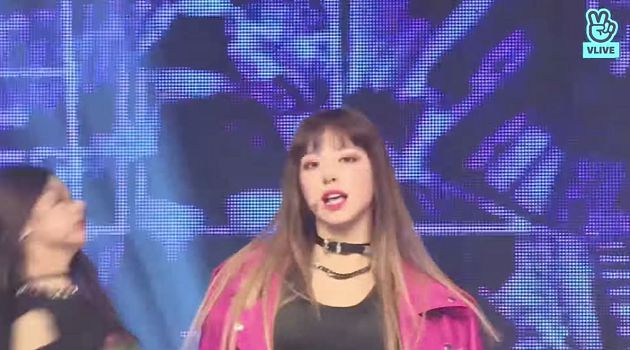 ITZY「有娜」新髮型曝光！厚重妹妹頭「頭髮一甩」：網全戀愛