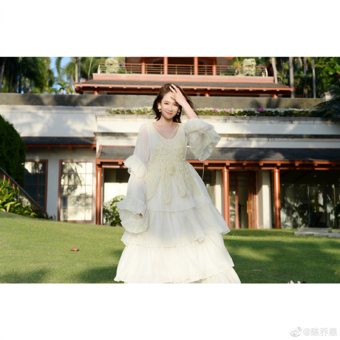 認愛後不斷受攻擊!陳喬恩「白紗裙照曝光」 網嚇:穿婚紗了