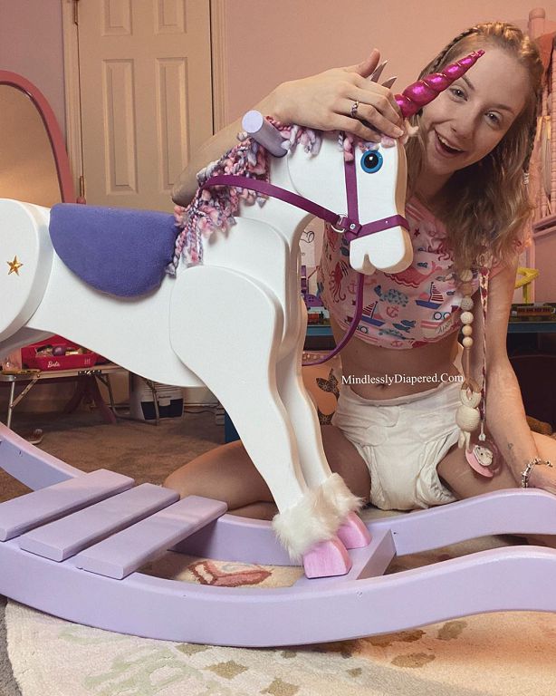 25歲「全職嬰兒」月噴上萬買尿布！每天吸奶嘴、玩玩具：未婚夫也支持