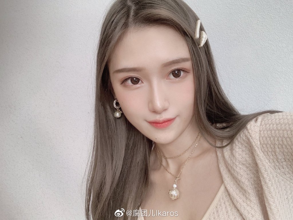 優質福利台消失！實況兇妹「直播掀衣」成放送事故　中空看進去了