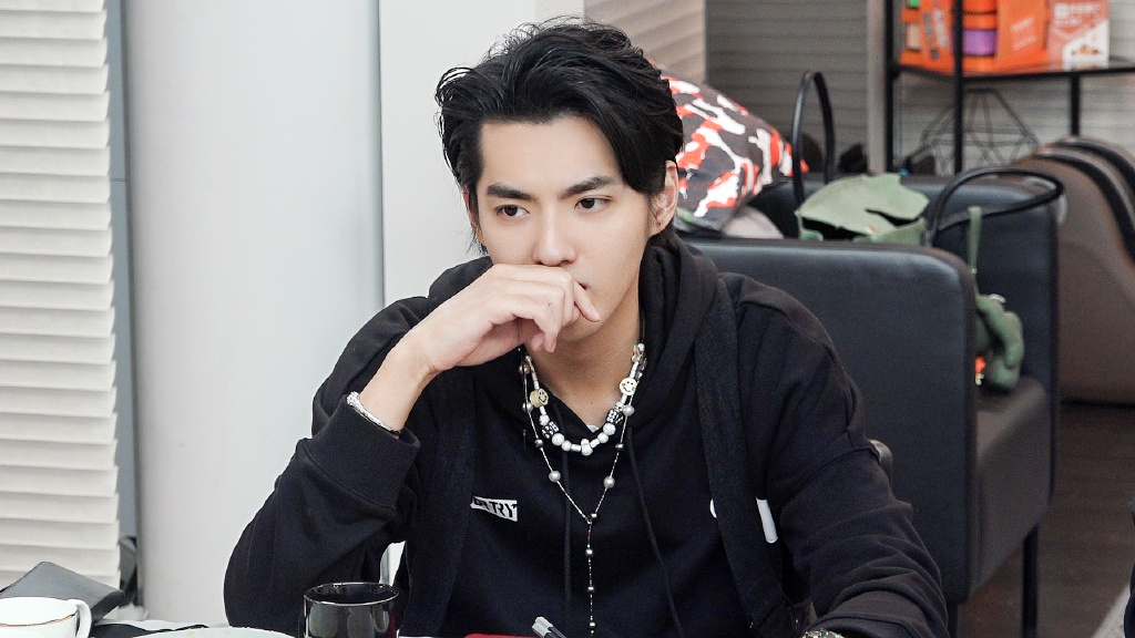 高顏值崩壞!吳亦凡「飄逸大長髮」超驚人 網崩潰:好像大叔