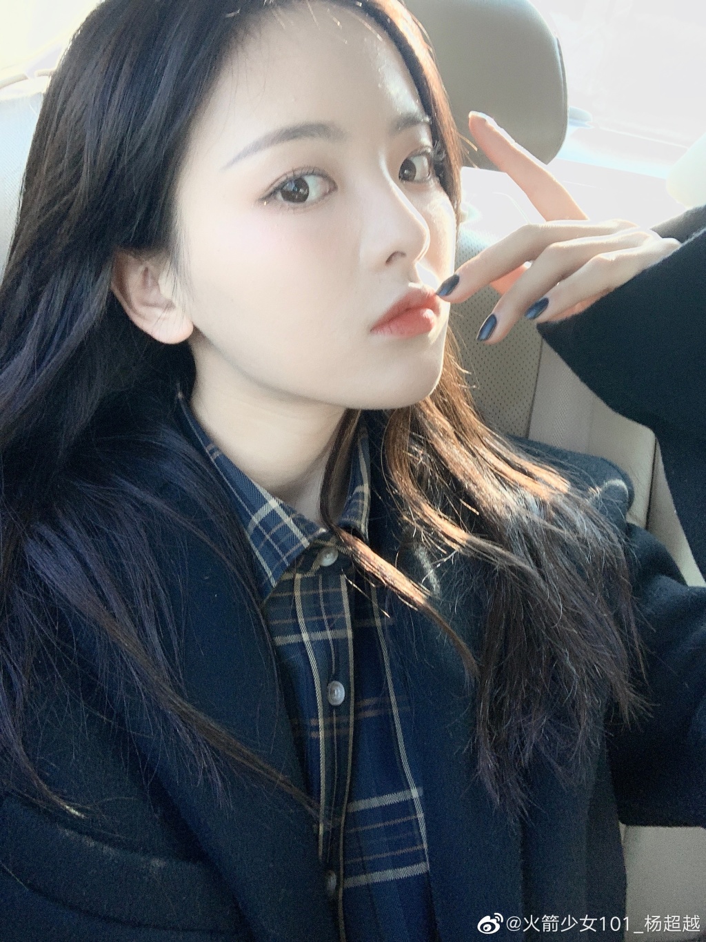 超越「自拍煙盒惹議」！室友身份曝光　網：未成年就抽煙？