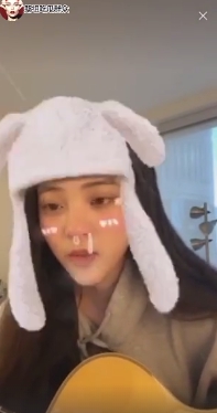 打趴一票網紅!歐陽娜娜直播一小時「撈金66萬」 網酸:錢真好賺!