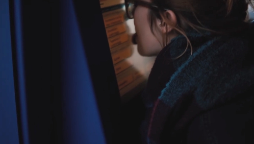 上街舔垃圾桶？女主持人拍片教學「如何得肺炎」　網友洗版狂罵：太噁心！