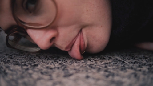 上街舔垃圾桶？女主持人拍片教學「如何得肺炎」　網友洗版狂罵：太噁心！