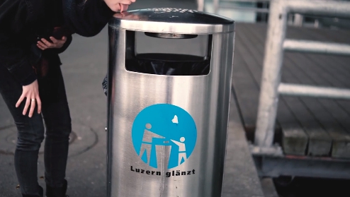 上街舔垃圾桶？女主持人拍片教學「如何得肺炎」　網友洗版狂罵：太噁心！