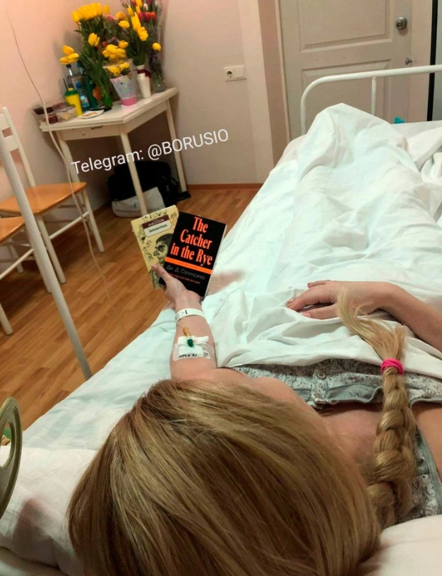 影／正妹歌手「雙手張開」正面摔下3公尺舞台！「腳骨碎裂」繼續唱