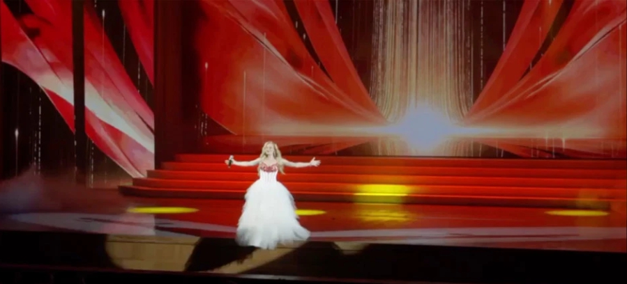 影／正妹歌手「雙手張開」正面摔下3公尺舞台！「腳骨碎裂」繼續唱